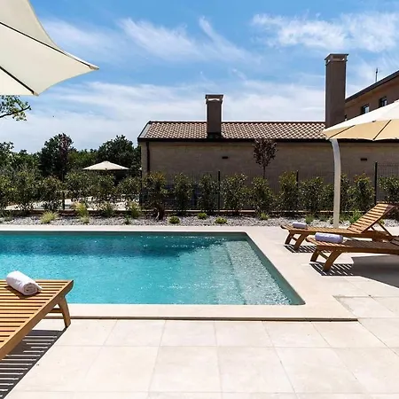 Cozy In With Outdoor Swimming Pool * بوريتش