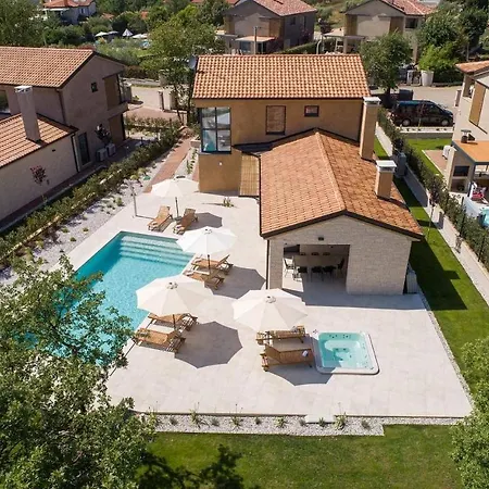 Nyaraló Cozy In With Outdoor Swimming Pool
