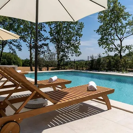 Cozy In With Outdoor Swimming Pool Nyaraló *