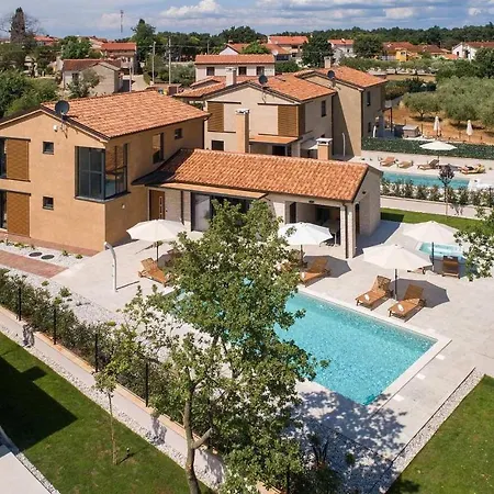 Cozy In With Outdoor Swimming Pool * Poreč